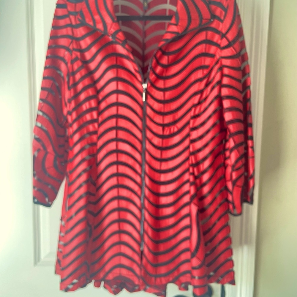 I C ConnIe size large, beautiful red jacket.